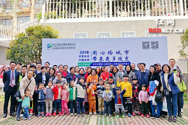長(zhǎng)沙水業(yè)向市民開(kāi)放由江南水務(wù)建設(shè)有限公司運(yùn)行管理的南園小區(qū)的標(biāo)準(zhǔn)化二次供水泵房。 