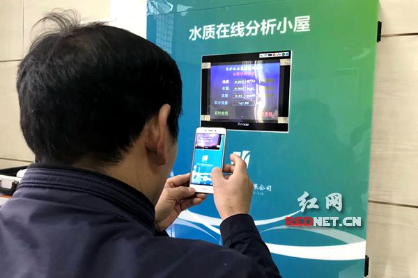 市民代表走進(jìn)南園小區(qū)，全方位地參觀了二次供水標(biāo)準(zhǔn)化泵房。 